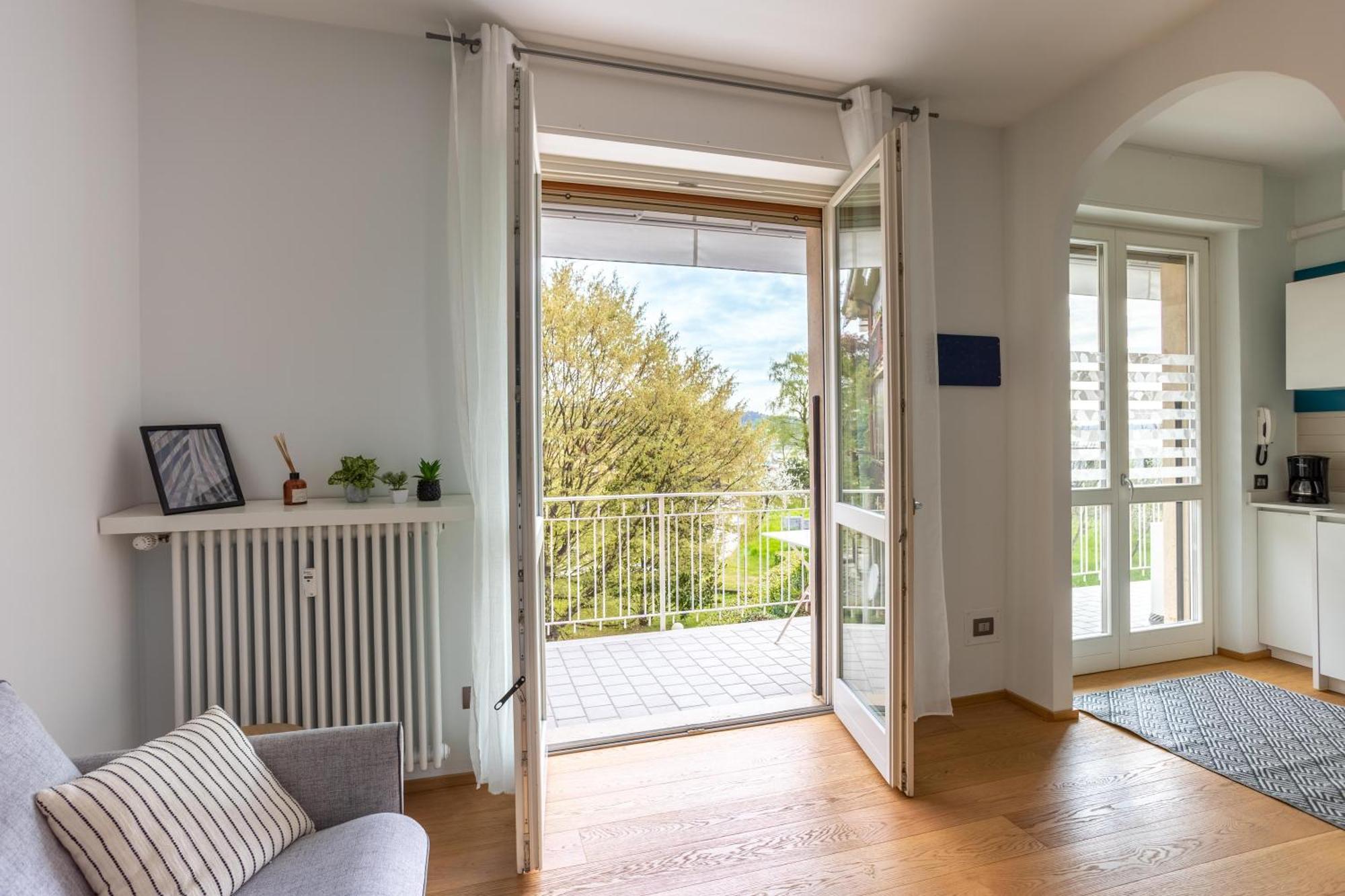 Suite 51 Appartamento Con Terrazzo A 50 Mt Dal Lago - Private Parking (Adults Only) Арона Екстериор снимка